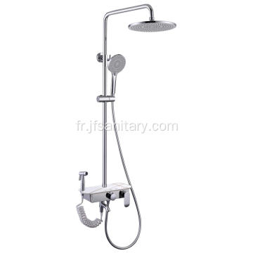 Douche blanche sertie d&#39;une serviette